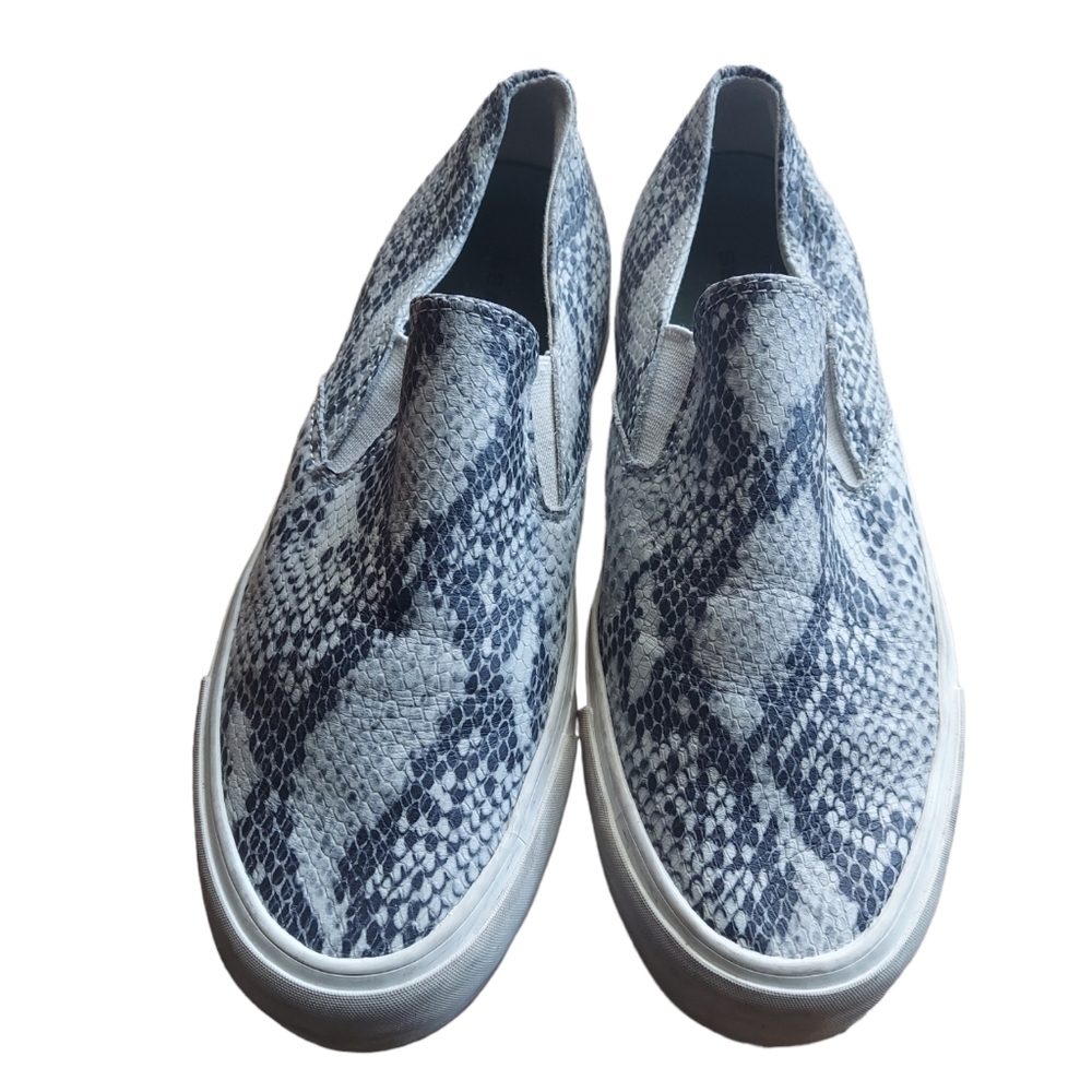 9 BeaVees black and‎ white snake skinned loafer